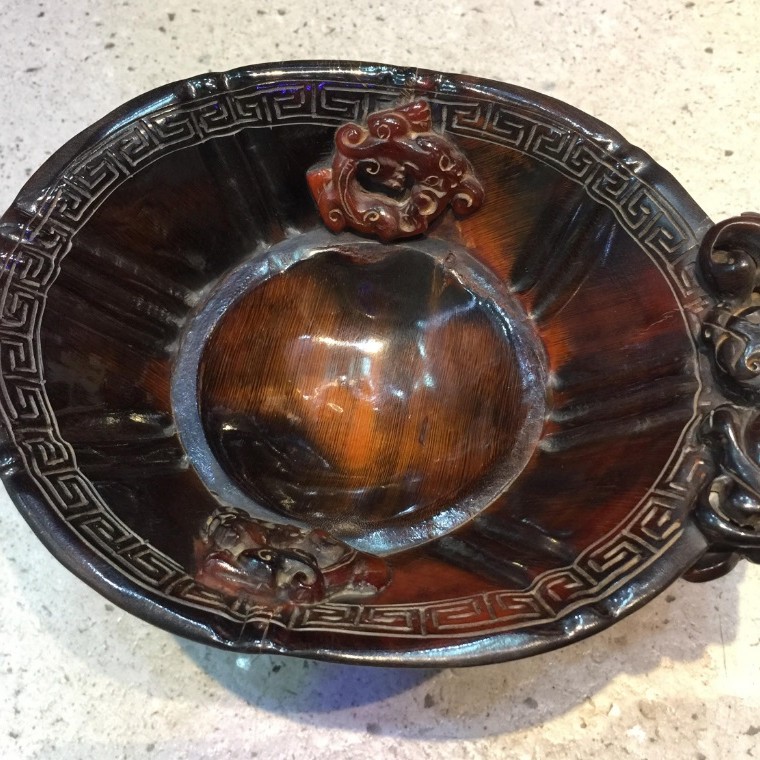 精雕瑞獸牛角杯