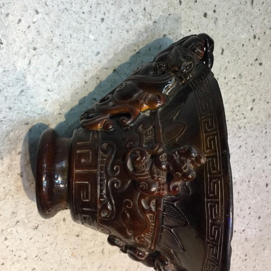 精雕瑞獸牛角杯