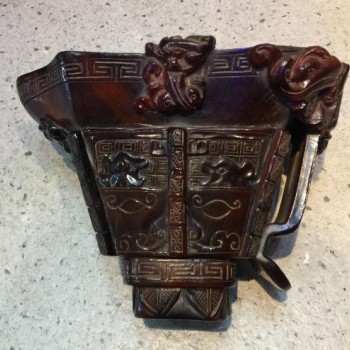 精雕瑞獸牛角杯