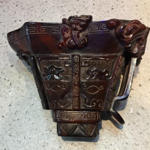 精雕瑞獸牛角杯