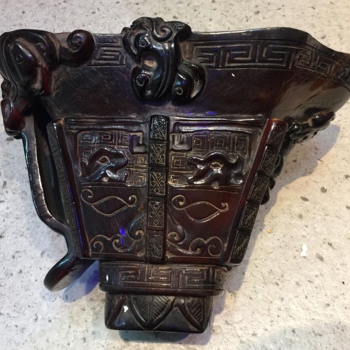 精雕瑞獸牛角杯