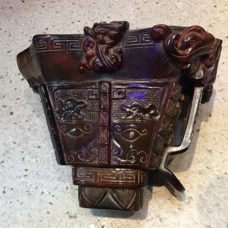 精雕瑞獸牛角杯