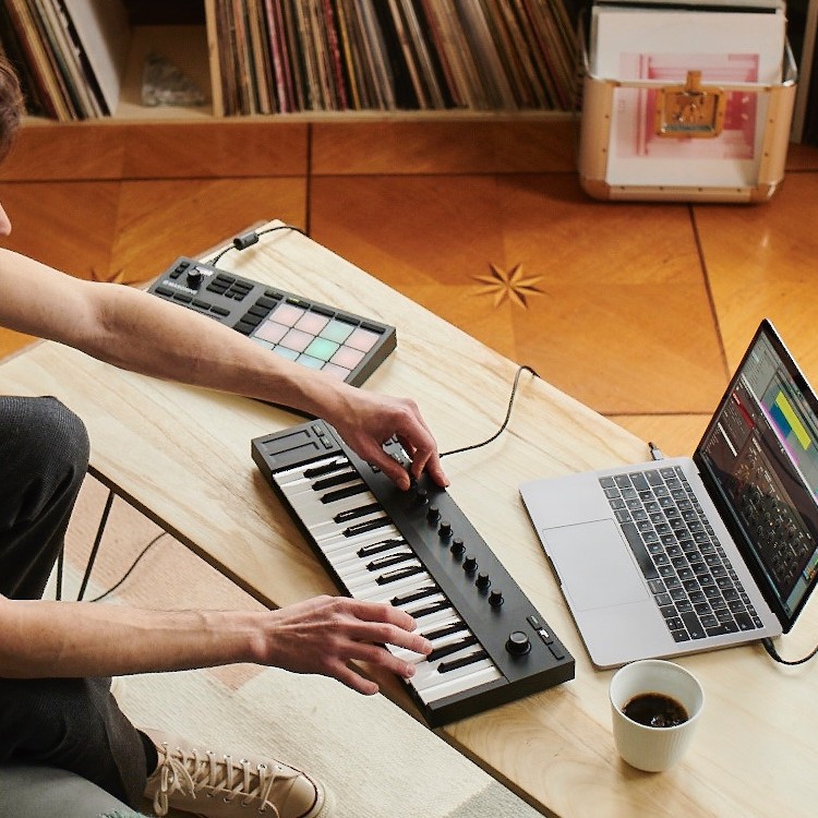 NI Komplete KONTROL M32 MIDI KEYBOARDS